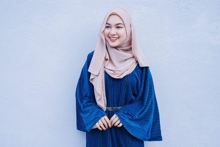 6 Bahan Jilbab Kekinian yang Modis dan Cantik - The Wood's BW